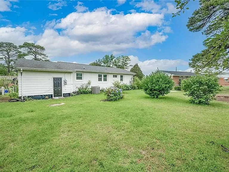 1613 Loren Cres — Photo 3