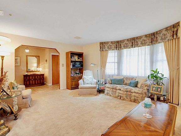 5th image of 161 Parkway Dr N