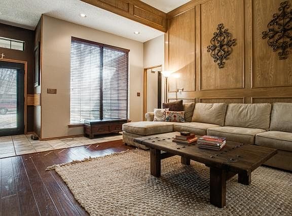 5th image of 905 Green Brook Dr