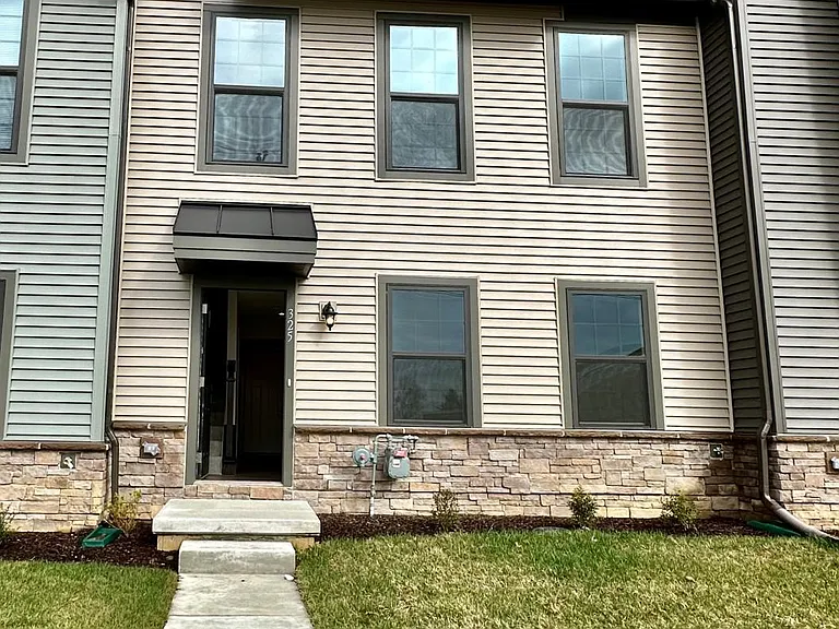 325 E Cochran St — Photo 4