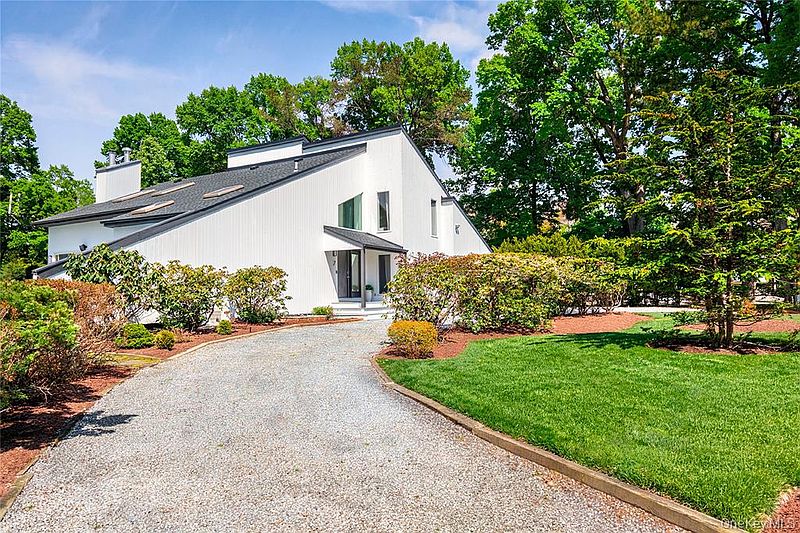 7 Midhampton Ct, Quogue, NY 11959 | Out East
