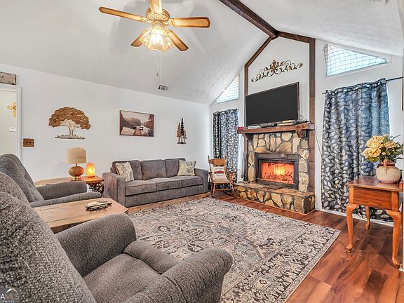 3rd image of 20 Lamp Post Ct