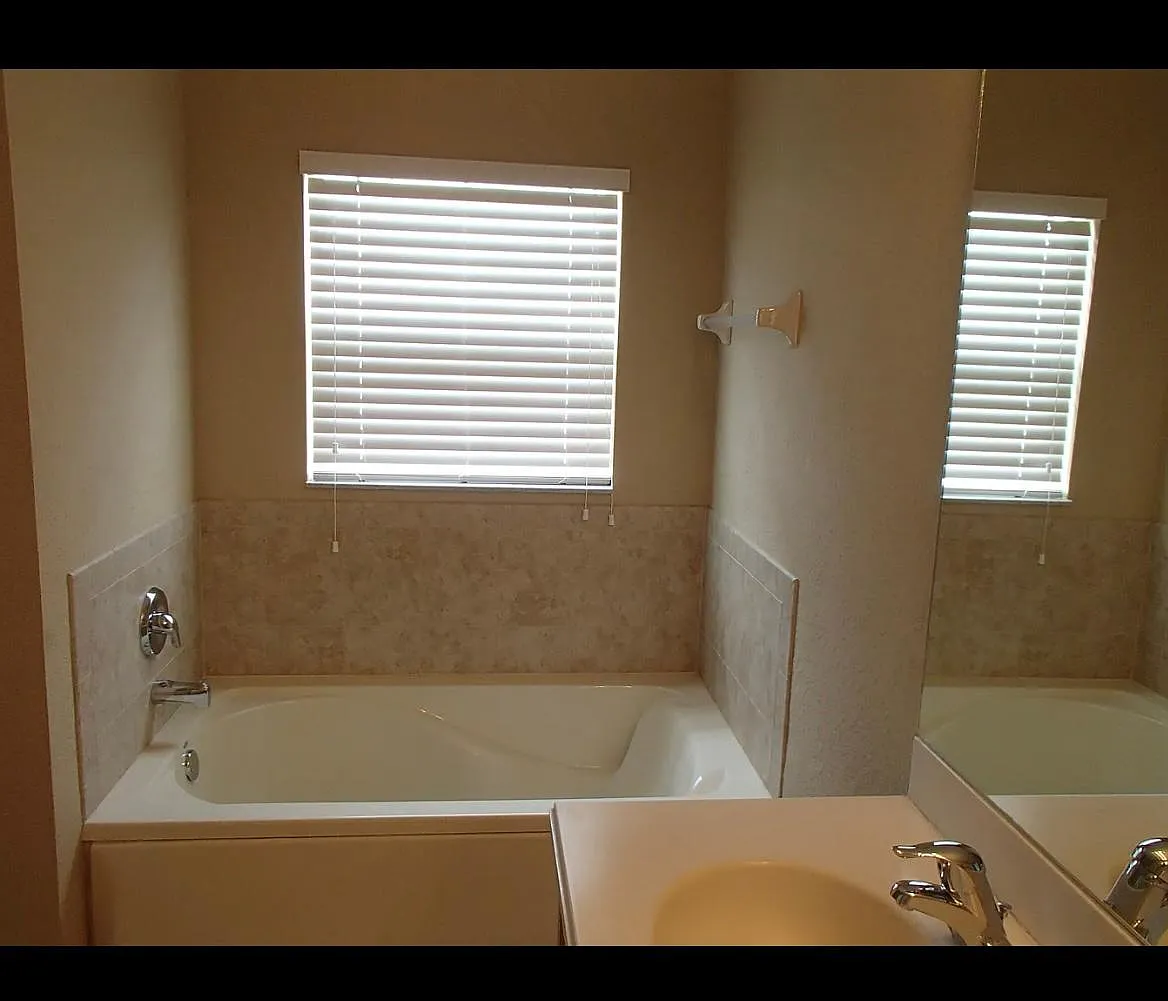 3 bed, 2.5 bath, 1870 sqft, $2,300 — Photo 3