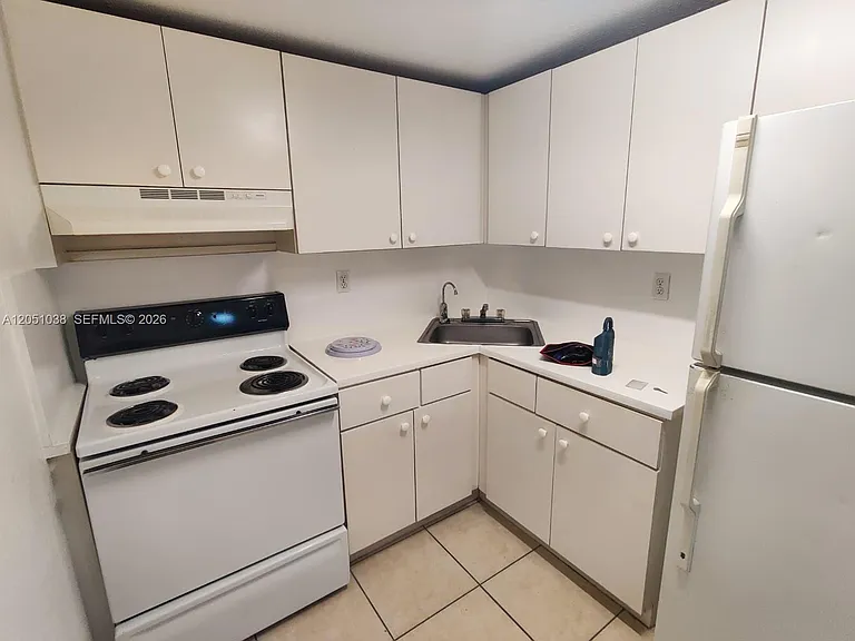 666 W 81st St #414 — Photo 8