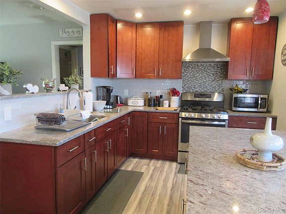 2nd image of 28 Laurel Trail