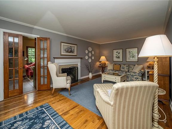 5th image of 627 Glenrock Dr