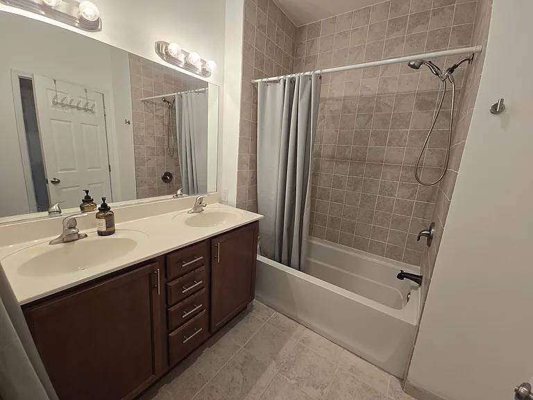 Bathroom with two shower rooms
(total of 2.5 bathrooms)