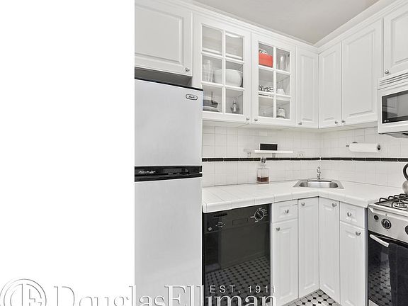 4th image of 200 E 36th St APT 2E