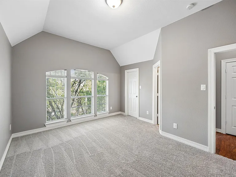 3943 N Hall St — Photo 26