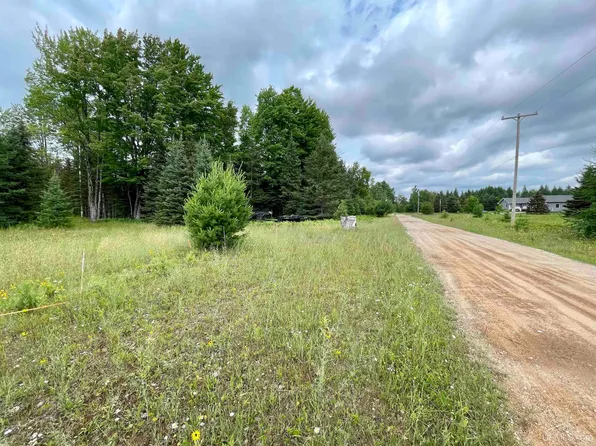 27.5 Road, Gladstone, MI 49837