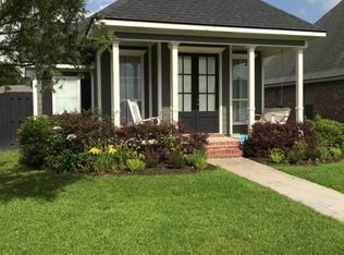 909 Southlake Cir, Youngsville, LA 70592