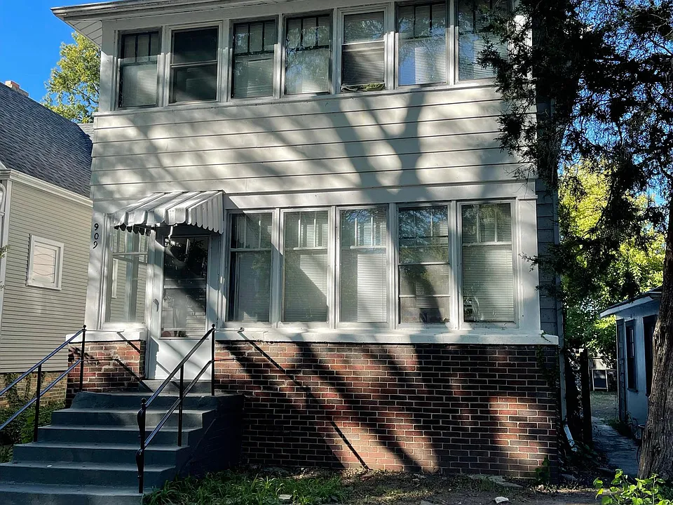 909 Hamlin St