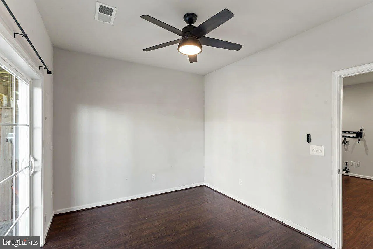 3 bed, 4.0 bath, 2253 sqft, $3,200 — Photo 4