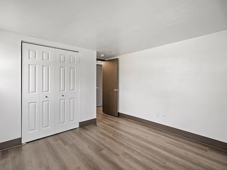 Landmark Apartments — Photo 9