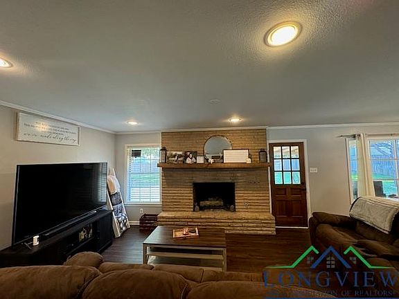 3rd image of 2908 Crestwood Ln