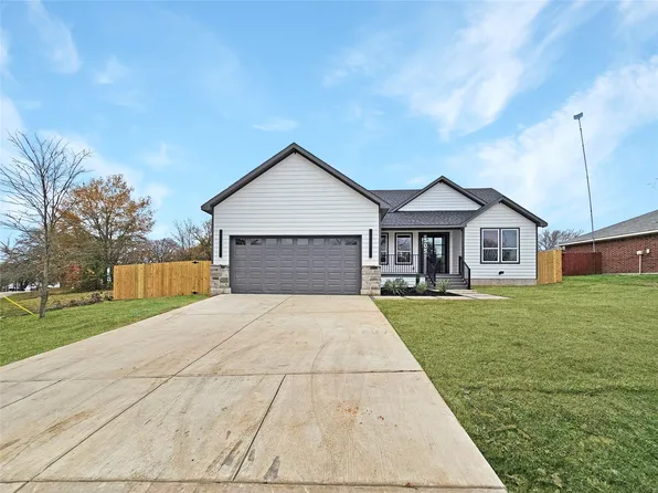 305 Coral Reef St, Mabank, TX 75156