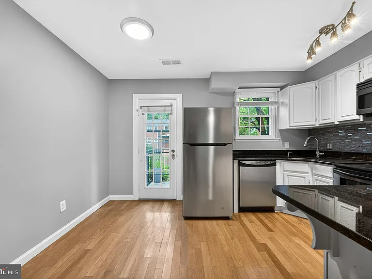 2812 S Wakefield St #D — Photo 4