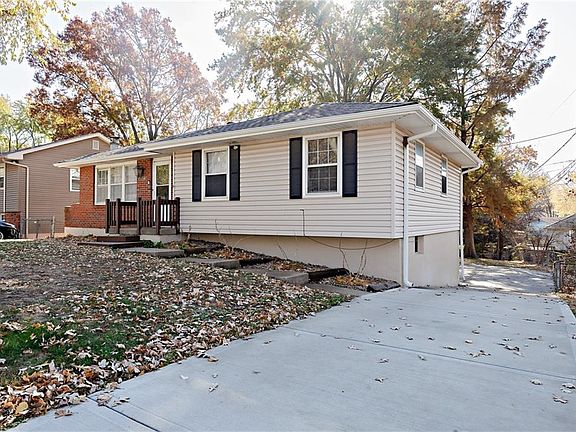 3rd image of 6927 NW 76th Ter