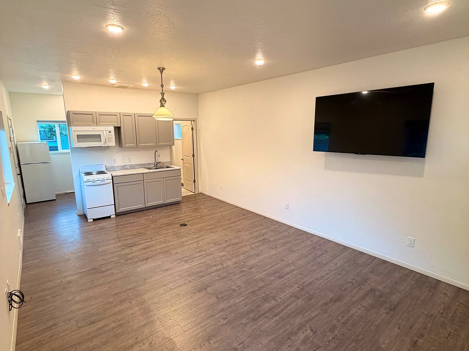 Studio, 420 sqft, $1,300 — Photo 2