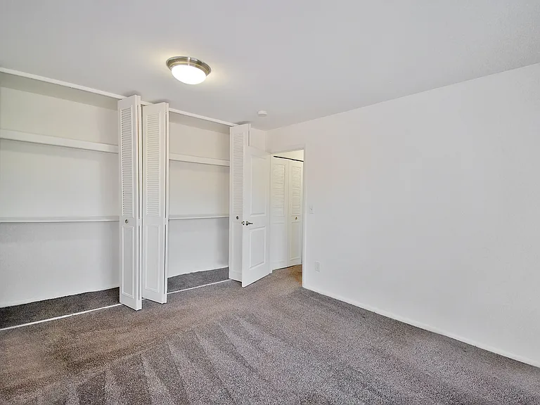 Huntington Club Apartments — Photo 10