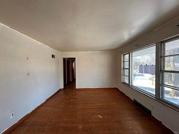 3rd image of 5510 McLaran Ave
