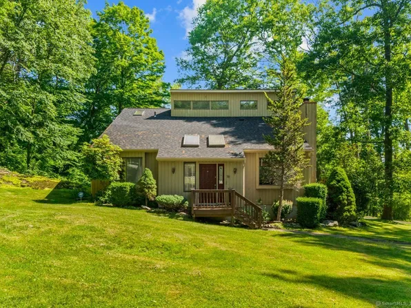 16 Contemporary Drive, Danbury, CT 06811