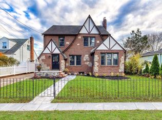 462 Newton St, Westbury, NY 11590