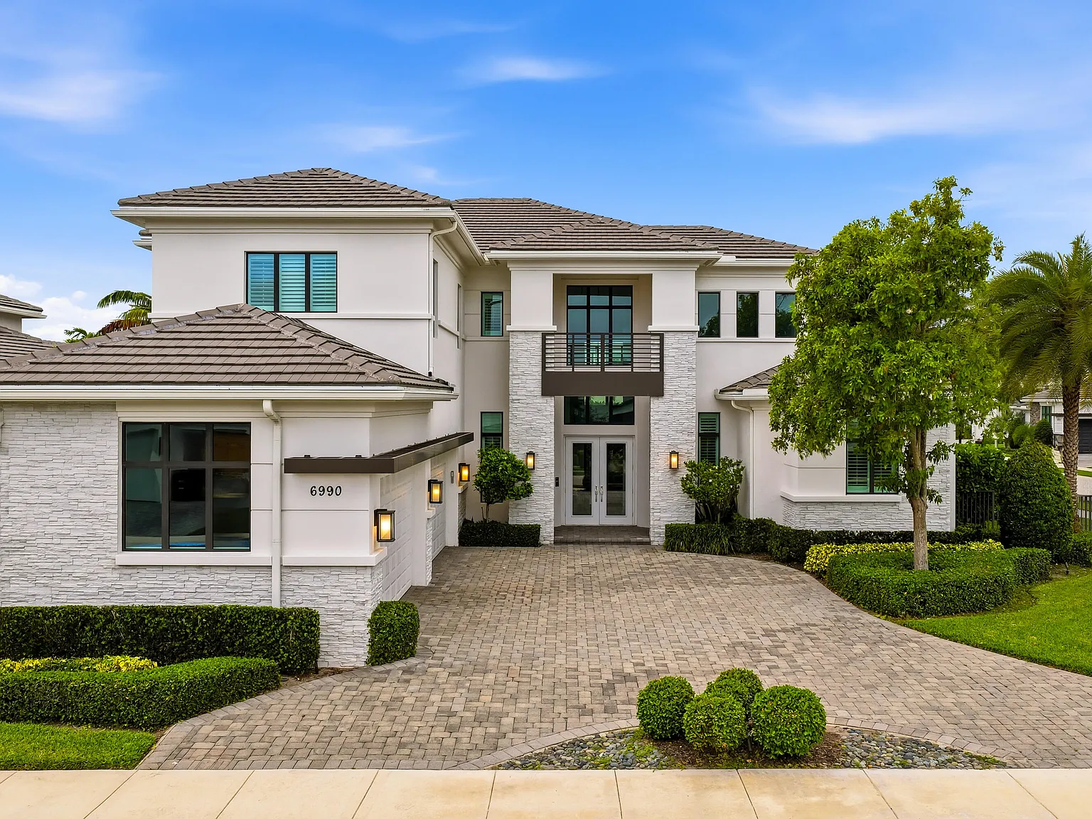 6 bed, 5.5 bath, 4793 sqft, $25,000 — Photo 2