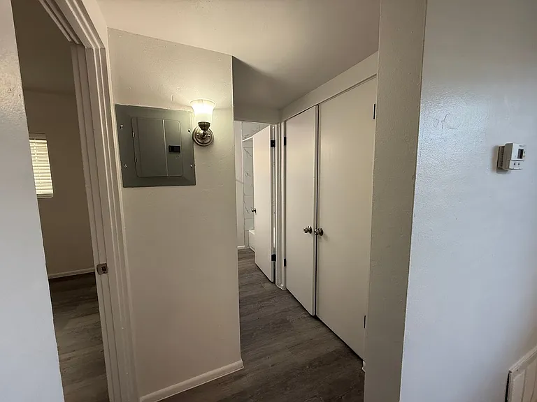 320-330 W Medlock Dr — Photo 6