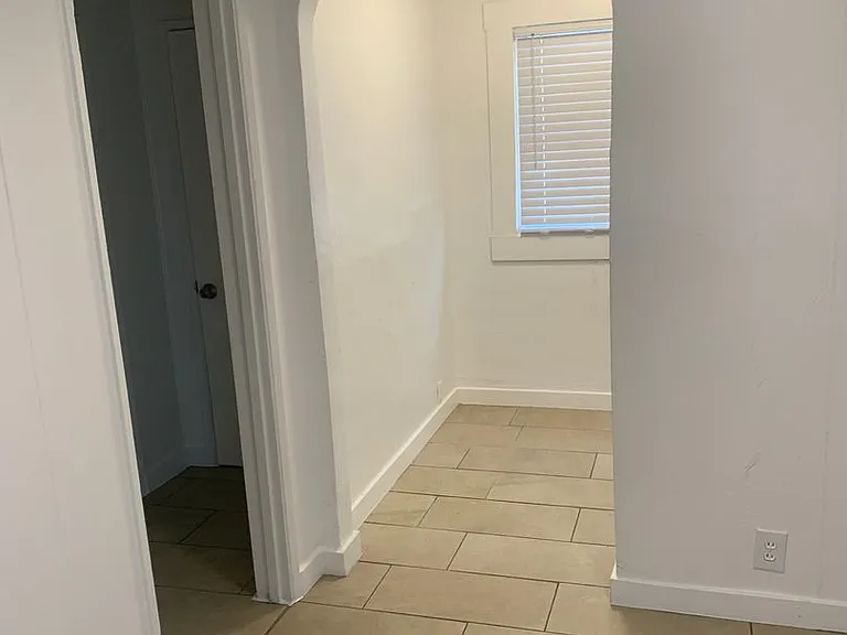 124 Chester Ave — Photo 17