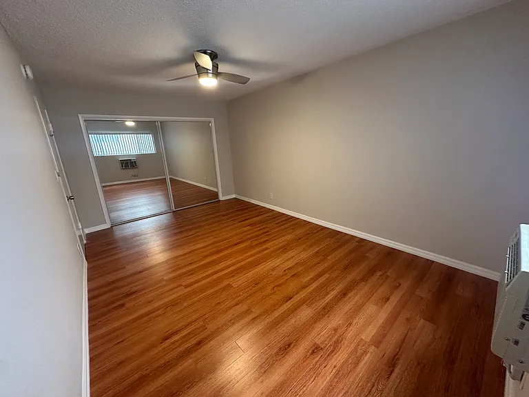 1023 N Laurel Ave — Photo 18