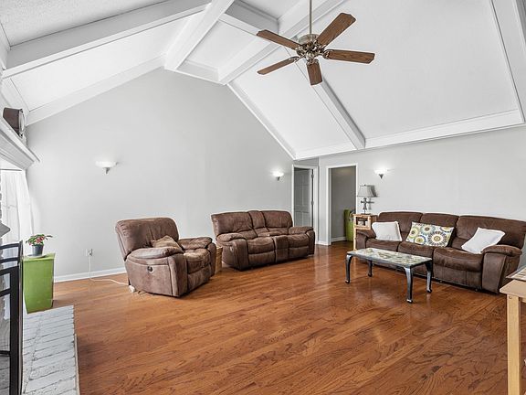 5th image of 2211 Coachmans Dr