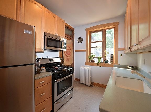 3rd image of 2051 W Ainslie St #3