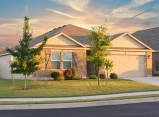 527 N Hendelson Ln, Hutto, TX 78634