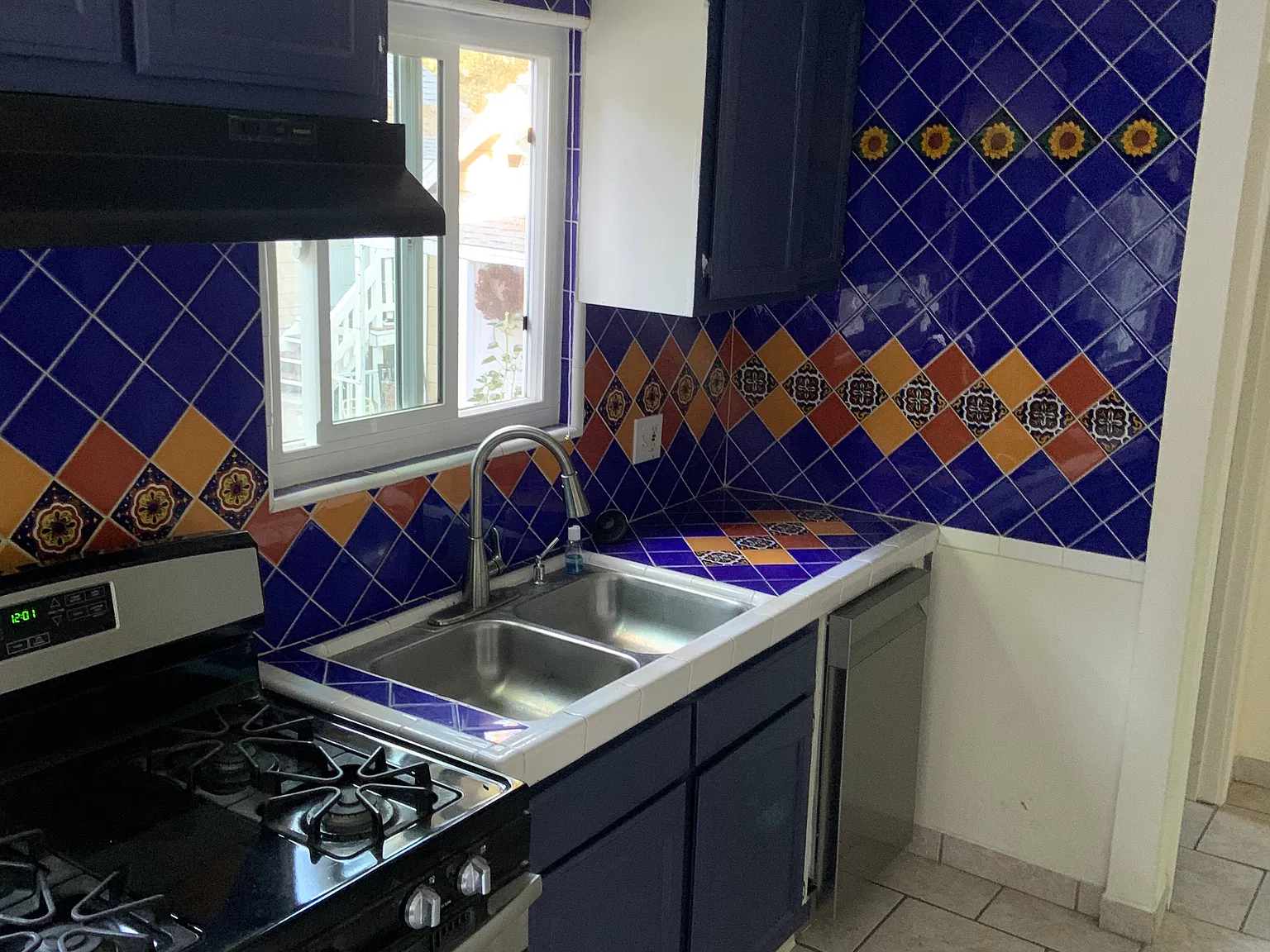 3 bed, 825 sqft, $1,800 — Photo 3