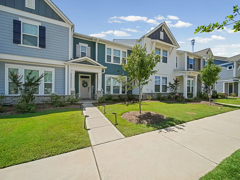 10037 Mamillion Dr — Photo 2