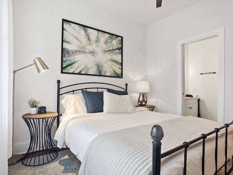 Welcome to your home away from home in the Studio @ Krog! Enjoy your cozy queen size bed. Wake up to tons of natural light with your handy USB alarm.