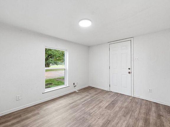 3rd image of 1827 Wood Ave