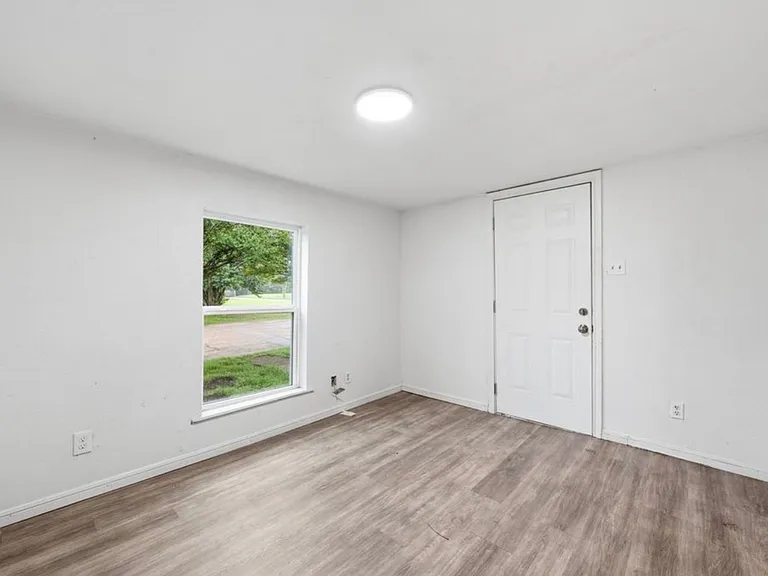 1827 Wood Ave — Photo 3