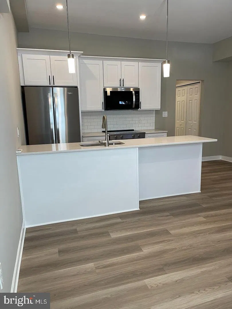 1 bed, 1.0 bath, 444 sqft, $1,525 — Photo 2