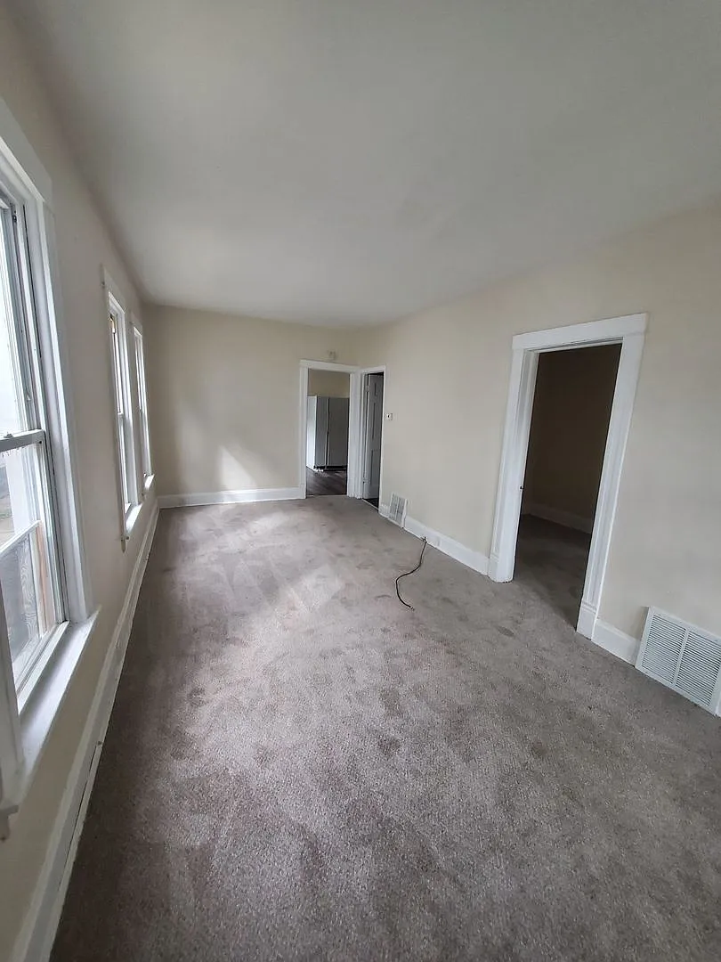 4 Bedroom Single Family — Photo 2