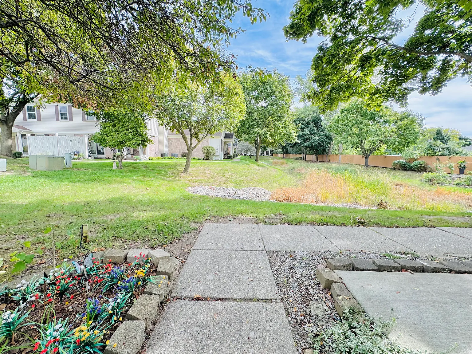 2 bed, 1.5 bath, 990 sqft, $1,600 — Photo 2