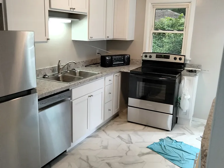 1035 N 40th St — Photo 12