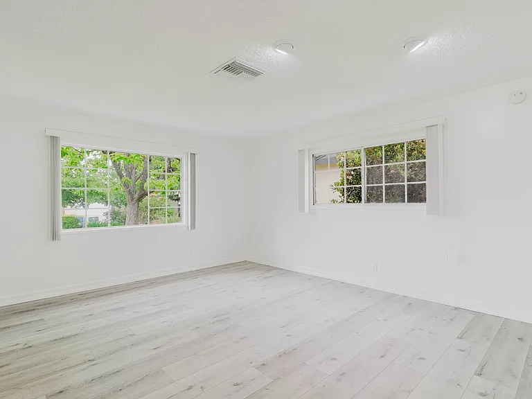 22515 Haynes St — Photo 8