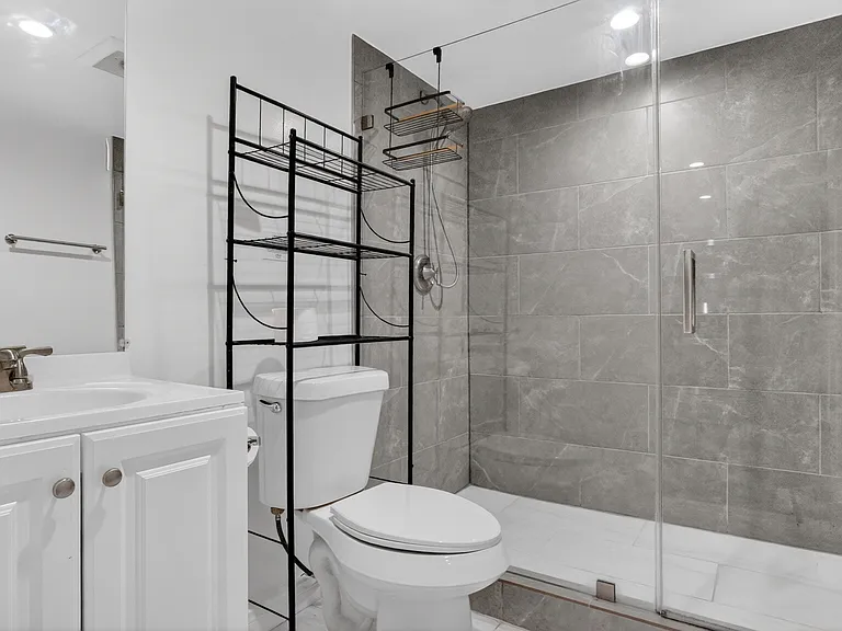 4711 Tyrone Ave — Photo 49
