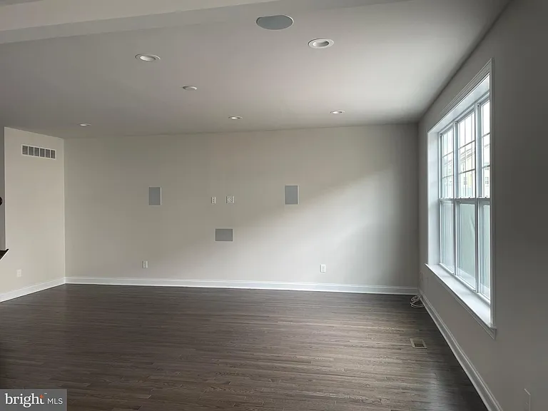 512 Lewis St — Photo 8