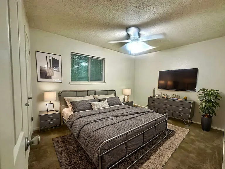 South Castle Apartments — Photo 37