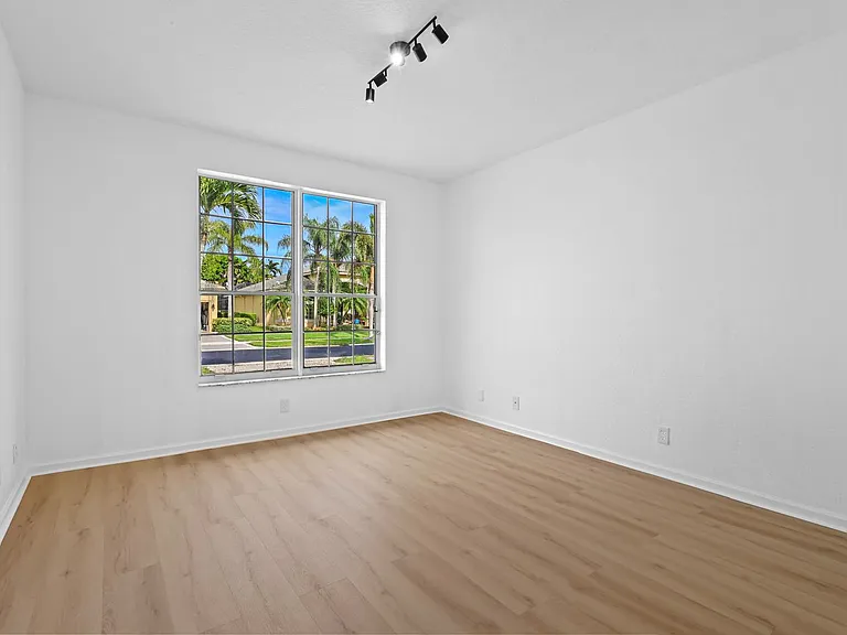 1831 Waldorf Dr — Photo 32