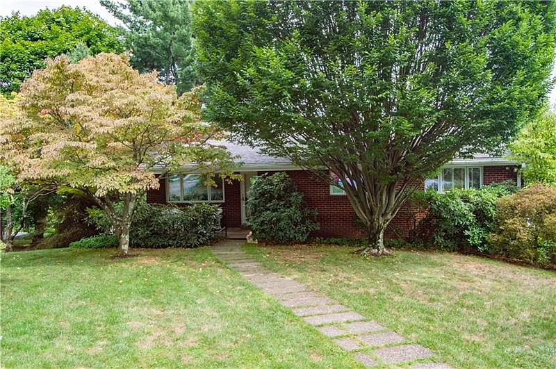 524 Brookdale Dr photo 1