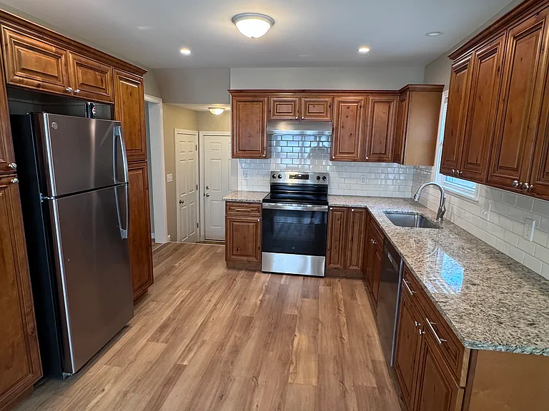 238 N Bleckley Dr — Photo 2